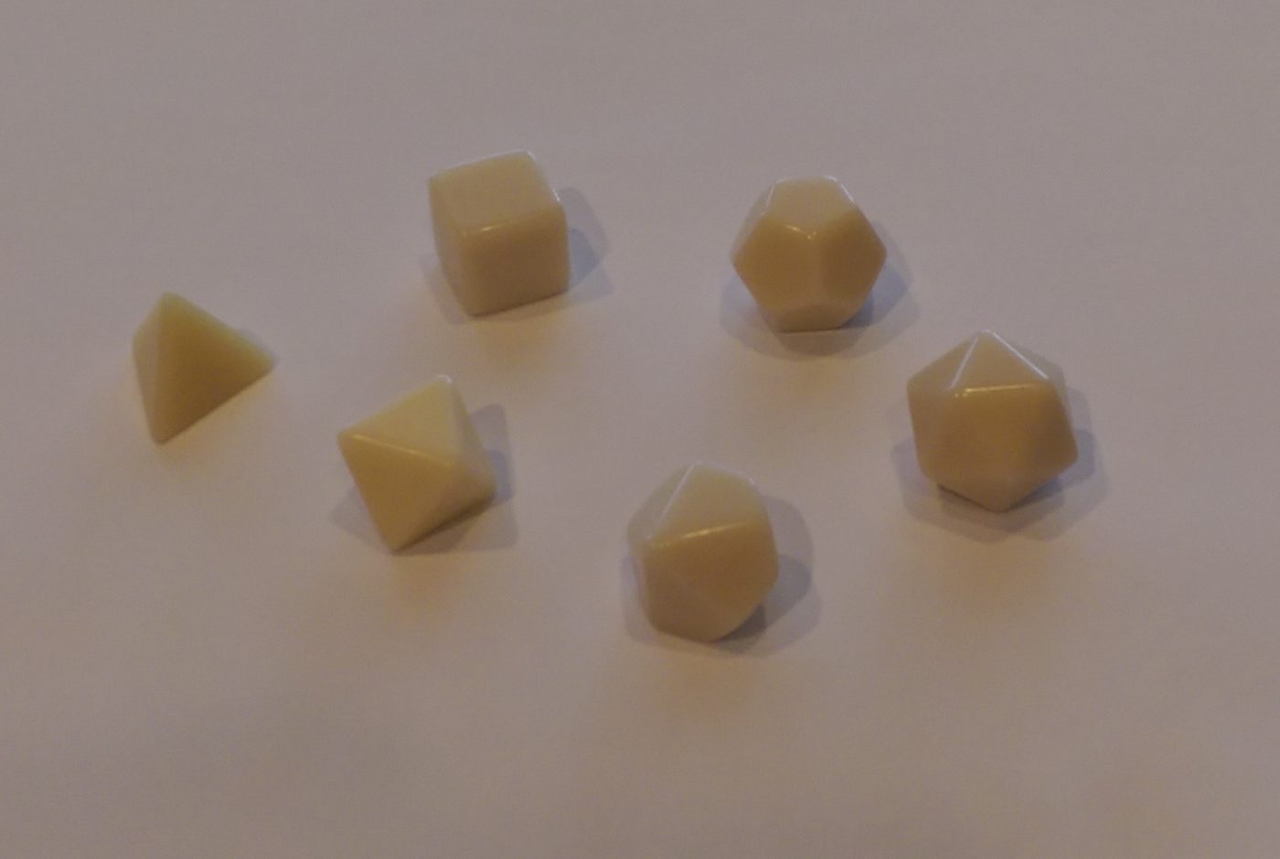 Ein Satz weißer Polyeder-Würfel (W4 bis W20)